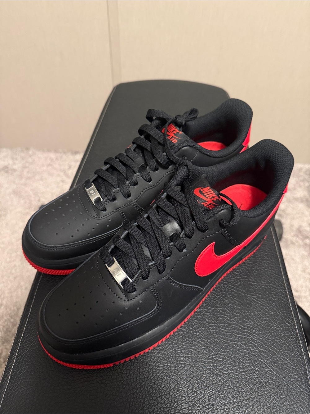 Nike Men's Low-Top Sneakers - Black & Red